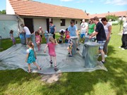 Společné odpoledne rodičů a dětí - natírání popelnic